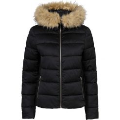 Lekka kurtka pikowana z kapturem bonprix czarny. Czarne kurtki damskie bonprix, bez wzorów, z kapturem. Za 199,99 zł.
