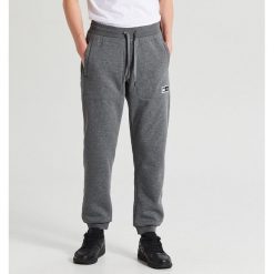 Dresowe joggery - Szary. Szare spodnie męskie Cropp, s, bez wzorów, z dresówki. W wyprzedaży za 64,99 zł.