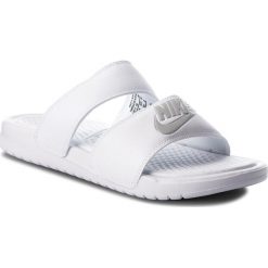 Klapki NIKE - Benassi Duo Ultra Slide 819717 100 White/Metallic Silver. Białe klapki damskie Nike, bez wzorów, ze skóry ekologicznej, bez obcasa. W wyprzedaży za 159,00 zł.