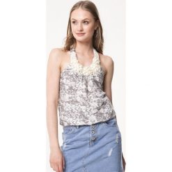 Szary Top Evocation. Szare bluzki damskie Born2be, s, z aplikacjami, z okrągłym kołnierzem. Za 59,99 zł.