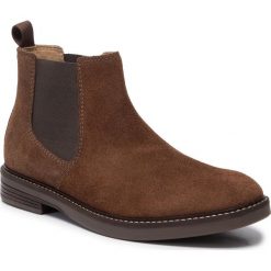 Sztyblety CLARKS - Pulson Up 261471427 Tan Suede. Pomarańczowe sztyblety męskie Clarks, z zamszu, bez zapięcia. Za 429,00 zł.