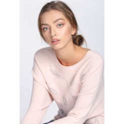 Różowy Sweter Coming Of Age. Czerwone swetry klasyczne damskie Born2be, l, z okrągłym kołnierzem. Za 79,99 zł.