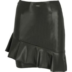 Spódnica skórzana Guess W92D91 WBG60. Czarne spódniczki damskie Guess, z aplikacjami, ze skóry ekologicznej. W wyprzedaży za 259,00 zł.