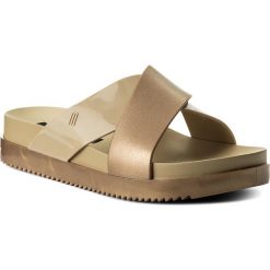 Klapki MELISSA - Cosmic II Ad 32295 Beige/Gold 50803. Pomarańczowe klapki damskie Melissa, bez wzorów, z tworzywa sztucznego, bez obcasa. W wyprzedaży za 189,00 zł.