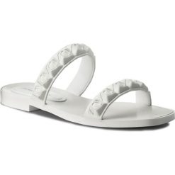 Klapki Stuart Weitzman Rosita XL17449. Białe klapki damskie Stuart Weitzman, bez wzorów, bez obcasa. W wyprzedaży za 609,00 zł.