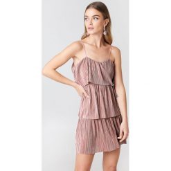 Sukienki hiszpanki: Boohoo Plisowana sukienka z wiązaniem – Pink