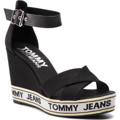 Sandały TOMMY JEANS - Pop Webbing Wedge Sandal EN0EN00448 Black 990. Czarne klapki damskie Tommy Jeans, bez wzorów, z jeansu, bez obcasa, na obcasie. W wyprzedaży za 279,00 zł.