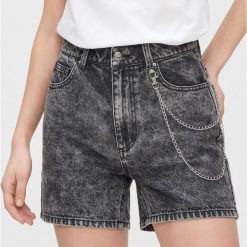 Szorty Mom High Waist - Szary. Szare szorty damskie Cropp, bez wzorów, z podwyższonym stanem. W wyprzedaży za 59,99 zł.
