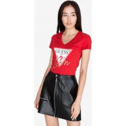 Guess Koszulka Czerwony. Czerwone koszulki damskie Guess, s, z nadrukiem, z elastanu, bez kołnierzyka. Za 130,95 zł.