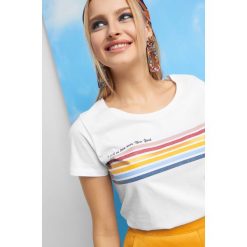 T-shirt z brokatowym nadrukiem. Białe koszulki damskie Orsay, na co dzień, s, w paski, z bawełny, bez kołnierzyka, z krótkim rękawem. Za 29,99 zł.