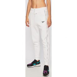 Reebok Classic - Spodnie/legginsy EB4251. Białe spodnie damskie Reebok Classic, s, bez wzorów, z bawełny, casualowe. W wyprzedaży za 169,90 zł.