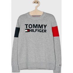 Tommy Hilfiger - Sweter dziecięcy 128-176 cm. Szare swetry chłopięce TOMMY HILFIGER, z aplikacjami, z bawełny, z okrągłym kołnierzem. W wyprzedaży za 239,90 zł.