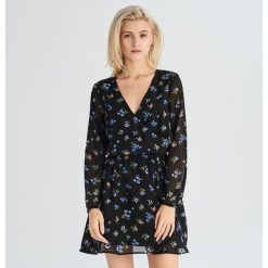 Kopertowa sukienka w kwiaty - Czarny. Czarne sukienki damskie marki Sinsay, s, w kwiaty, bez kołnierzyka, bez rękawów, kopertowe. Za 79,99 zł.