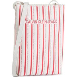 Torebka CALVIN KLEIN JEANS - Ckj Box Office Popcorn Crossbody K60K605795 0K4. Białe listonoszki damskie Calvin Klein Jeans, bez wzorów, z jeansu, bez dodatków. Za 359,00 zł.