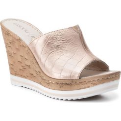 Klapki LASOCKI M827. Klapki damskie Lasocki, bez wzorów, bez obcasa. Za 139,99 zł.