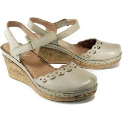 MANITU 910778-8 offwhite, sandały damskie. Koturny damskie Manitu, bez wzorów, ze skóry, bez obcasa, na koturnie, bez zapięcia. Za 219,90 zł.