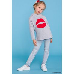 Bluza dla dziewczynki z kapturem i ustami, szary. Szare bluzy dziewczęce marki Pakamera, z aplikacjami, z długim rękawem, długie, z kapturem. Za 89,00 zł.