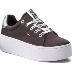 Sneakersy Tommy Jeans Flatform Sneaker EN0EN00237. Niebieskie półbuty damskie Tommy Jeans, bez wzorów, z jeansu, bez obcasa, bez zapięcia. W wyprzedaży za 209,00 zł.