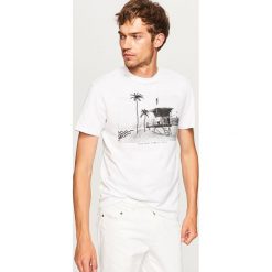 T-shirt z nadrukiem - Biały. Białe t-shirty męskie z nadrukiem Reserved, l. W wyprzedaży za 24,99 zł.