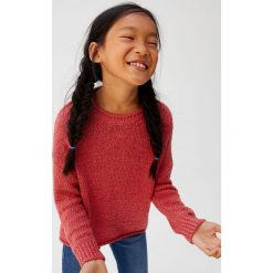 Mango Kids - Sweter dziecięcy Berry 116-164 cm. Czerwone swetry dziewczęce z dzianiny, z okrągłym kołnierzem, krótkie. W wyprzedaży za 59,90 zł.