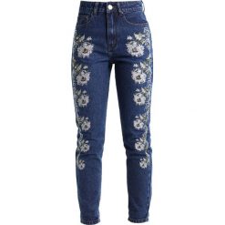 Lost Ink MOM WITH ALL OVER Jeansy Slim Fit dark denim. Niebieskie rurki damskie marki Lost Ink, z elastanu. W wyprzedaży za 194,65 zł.