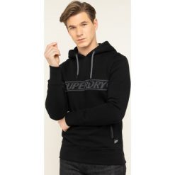 Bluza Superdry Universal Tape Hood M2000060A. Czarne bluzy męskie Superdry, xxl, bez wzorów, z bawełny, bez kołnierzyka, bez rękawów, bez kaptura. W wyprzedaży za 199,00 zł.