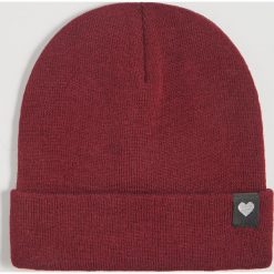 Czapka beanie z naszywką - Bordowy. Czerwone czapki damskie Sinsay, z aplikacjami. W wyprzedaży za 7,99 zł.