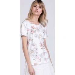 T-shirt z kwiatowym printem. Białe t-shirty damskie Monnari, l, bez wzorów, z dekoltem w serek. W wyprzedaży za 41,70 zł.