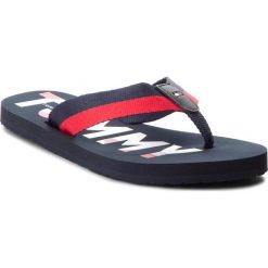 Japonki TOMMY HILFIGER - Glitter Strap Beach Sandal FW0FW02957 Midnight 403. Czerwone klapki damskie TOMMY HILFIGER, bez wzorów, ze skóry, bez obcasa. W wyprzedaży za 89,00 zł.