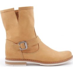 Wsuwane botki z klamerką - skóra naturalna - model 426 - kolor camelowy. Pomarańczowe botki damskie Zapato, ze skóry, bez obcasa, bez zapięcia. W wyprzedaży za 339,00 zł.