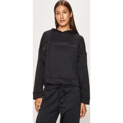 Under Armour - Bluza. Czarne bluzy damskie Under Armour, s, z aplikacjami, z poliesteru, bez rękawów, z kapturem. W wyprzedaży za 179,90 zł.
