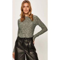 Jacqueline de Yong - Longsleeve. Zielone bluzki damskie Jacqueline de Yong, s, bez wzorów, z elastanu, casualowe, z okrągłym kołnierzem. W wyprzedaży za 59,90 zł.