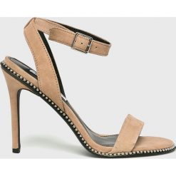 Steve Madden - Sandały Sylvie. Brązowe sandały damskie Steve Madden, bez wzorów, z materiału, bez obcasa, na obcasie, na klamry. W wyprzedaży za 269,90 zł.
