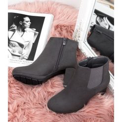 Botki damskie Abloom F156-2 Szare. Szare botki damskie ABLOOM, z tworzywa sztucznego, klasyczne, bez obcasa, na obcasie, bez zapięcia. Za 79,00 zł.