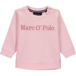 Bluza w kolorze jansoróżowym. Różowe bluzy niemowlęce Marc O'Polo Junior, z nadrukiem, z bawełny, bez rękawów, bez kaptura. W wyprzedaży za 62,95 zł.