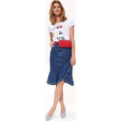 T-SHIRT KRÓTKI RĘKAW DAMSKI Z NADRUKIEM. Białe t-shirty damskie Top Secret, z nadrukiem, z bawełny, bez kołnierzyka. W wyprzedaży za 24,99 zł.