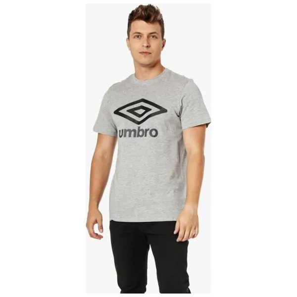 Umbro Koszulka Ss Large Logo , szary, rozmiar M. Szare koszulki męskie Umbro, s, bez wzorów, z bawełny, klasyczne, z klasycznym kołnierzykiem, bez rękawów. W wyprzedaży za 59,99 zł.