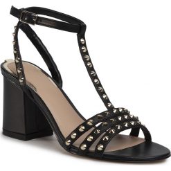 Sandały GUESS - Maisa FL6SAI LEA03 BLACK. Czarne klapki damskie Guess, z aplikacjami, ze skóry ekologicznej, bez obcasa, na obcasie. W wyprzedaży za 489,00 zł.