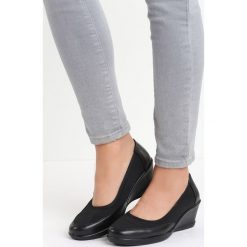 Czarne Czółenka Before I Met You. Czarne buty ślubne damskie marki Born2be, ze skóry, z okrągłym noskiem, na niskim obcasie, na koturnie. Za 49,99 zł.