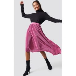 NA-KD Party Plisowana asymetryczna spódnica midi - Pink,Purple. Różowe spódniczki damskie marki NA-KD Party, na imprezę, bez wzorów, z poliesteru, midi, asymetryczne. W wyprzedaży za 81,18 zł.