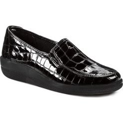 Półbuty COMFORTABEL - 941355 Schwarz 1. Czarne półbuty damskie Comfortabel, bez wzorów, ze skóry, bez obcasa, na koturnie, bez zapięcia. W wyprzedaży za 219,00 zł.