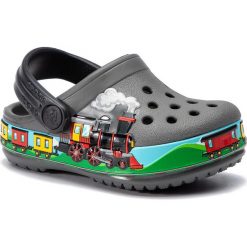 Klapki CROCS - Crocsfl Train Band Clog K 205516 Slate Grey. Szare sandały chłopięce Crocs, z tworzywa sztucznego, bez zapięcia. W wyprzedaży za 139,00 zł.