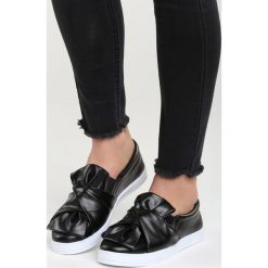 Czarne Slip On Wendy. Czarne trampki i tenisówki damskie Born2be, bez wzorów, bez zapięcia. Za 39,99 zł.