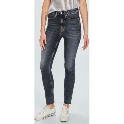 Calvin Klein Jeans - Jeansy 021. Czarne jeansy damskie slim marki Calvin Klein Jeans, l, z elastanu. W wyprzedaży za 359,90 zł.