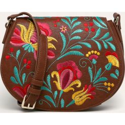 Desigual - Torebka. Czarne listonoszki damskie Desigual, w paski, z bawełny, na ramię, małe, z aplikacjami. Za 299,90 zł.