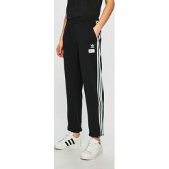 Adidas Originals - Spodnie. Czarne spodnie damskie adidas Originals, l, bez wzorów, z bawełny, casualowe. W wyprzedaży za 219,90 zł.