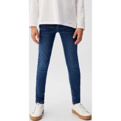 Mango Kids - Jeansy dziecięce Supersk 110-164 cm. Niebieskie spodnie chłopięce Mango Kids, bez wzorów, z elastanu. W wyprzedaży za 71,90 zł.