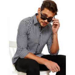 Koszula męska o kroju slim w drobną kratkę. Białe koszule męskie Top Secret, na lato, m, w kratkę, z tkaniny, eleganckie, bez kołnierzyka, z długim rękawem. W wyprzedaży za 39,99 zł.