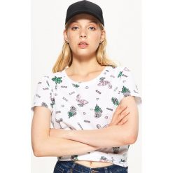 Koszulka z nadrukiem all over - Biały. Białe t-shirty damskie Cropp, l, z nadrukiem. Za 29,99 zł.