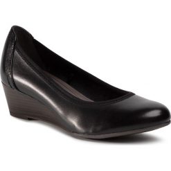 Półbuty TAMARIS - 1-22320-24 Black Leather 001. Czarne półbuty damskie Tamaris, bez wzorów, ze skóry ekologicznej, bez obcasa, na koturnie, bez zapięcia. Za 199,00 zł.